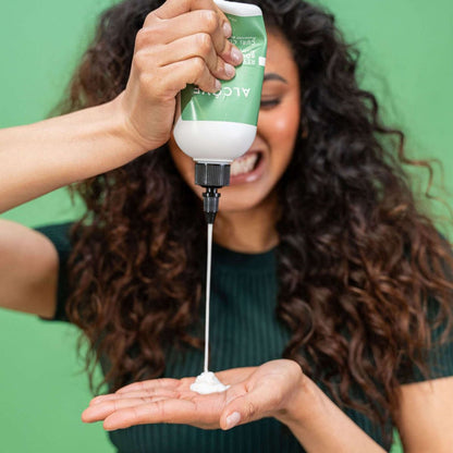 Person showing how to use the Alcôve Hair Curl Conditioner in the palm of her hand