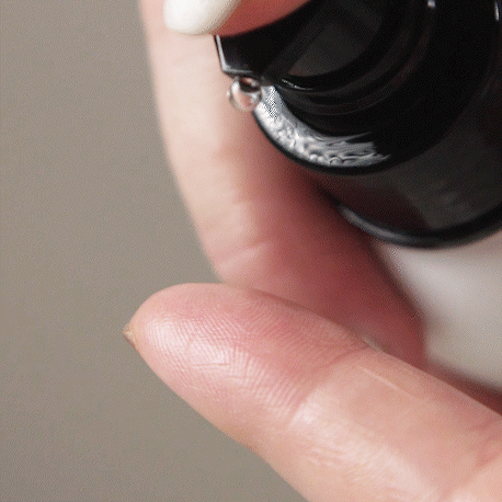 A gif showing the texture of the Alcove Hair Serum 100 ml / 3.4 oz