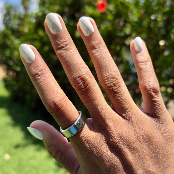 White Chrome - Press-On | Extra Short | Round shiny sugar white chrome press-on nails for an easy at home manicure