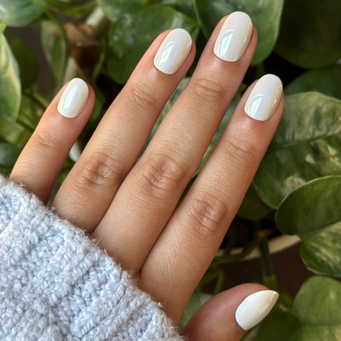 White Chrome - Press-On | Extra Short | Round extra short round nails with shiny sugar white chrome finish for easy at home mani